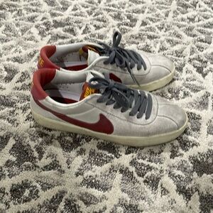 Men’s size 10 Nike shoes